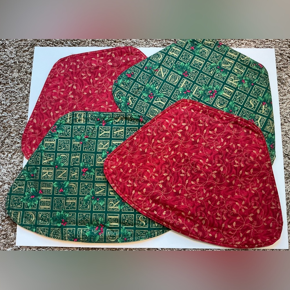 Set of 4 Reversible Placemats. Christmas Theme. Tapered Design